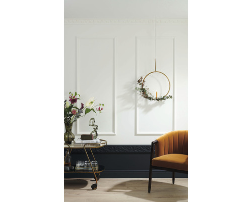 Intérieur décoratif avec chaise, chariot de bar et décoration murale pour une ambiance élégante