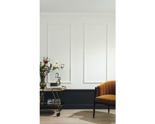 Zimmer mit Wandvertäfelung, Barwagen und Sessel