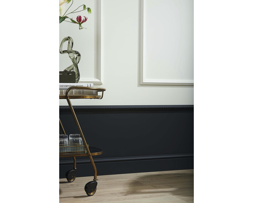 Detailaufnahme eines Raumes mit Wandpaneelen und Servierwagen