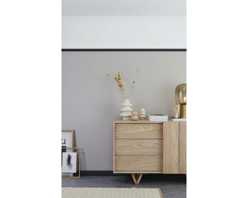 Salon avec commode, décoration et lampe.