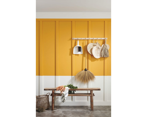 Szene mit einem Holzhocker, an der Wand hängenden Besen und einer Kehrschaufel