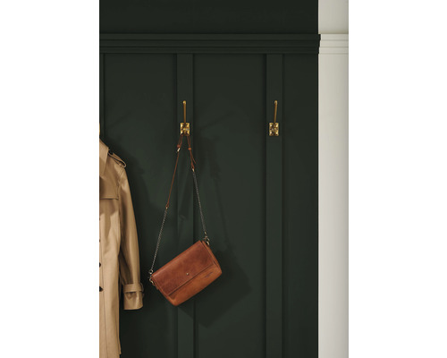 Garde-robe avec veste et sac sur des crochets dorés