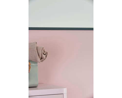 Photo d''une pièce avec une commode, un coffre et une couverture