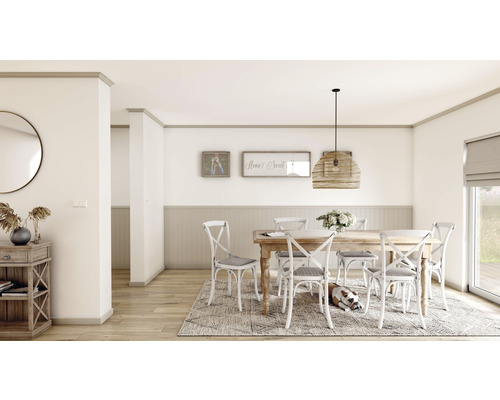 Esszimmer mit Holztisch, Stühlen, Teppich und Pendelleuchte für eine helle und organisierte Atmosphäre.