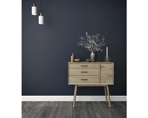 Salon décoratif avec commode en bois, vase de fleurs et suspensions