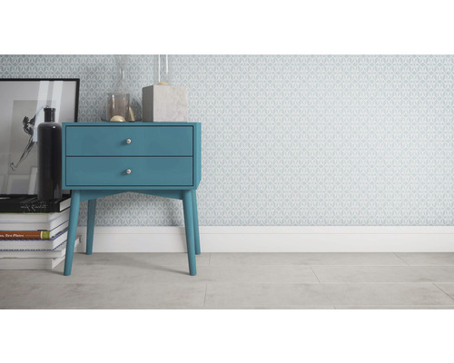 Table de chevet avec deux tiroirs, décoration et papier peint dans la chambre