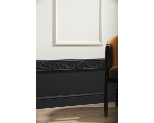 Lambris mural avec moulures et chaise dans un intérieur