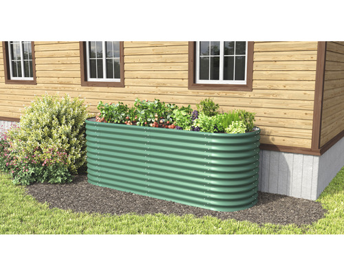 Jardinière surélevée en métal avec plantation dans le jardin