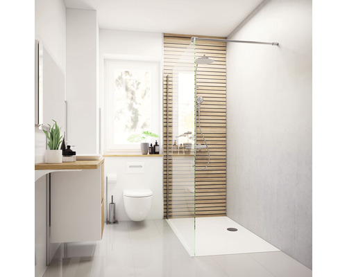 Crédence BREUER décor Scandi horizontale 100 x 210 cm Salle de bains avec douche, lavabo, toilettes et fenêtre.