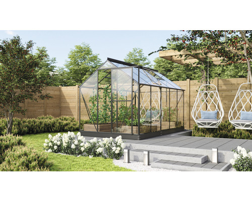 Gewächshaus Vitavia Triton 6200 Sicherheitsglas 3 mm 198 x 317 cm schwarz Gewächshaus im Garten mit Pflanzen und Hängesesseln