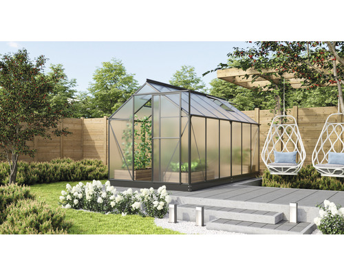 Gewächshaus Vitavia Triton 7500 Hohlkammerplatten 4 mm 198 x 379 cm schwarz Gewächshaus im Garten mit Pflanzen und Sitzgelegenheiten