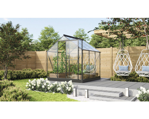 Gewächshaus Vitavia Triton 3800 Sicherheitsglas 3 mm 198 x 193 cm schwarz Gewächshaus im Garten mit Pflanzen und Hängesesseln