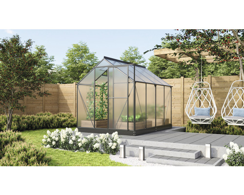 Serre de jardin avec plantations et sièges