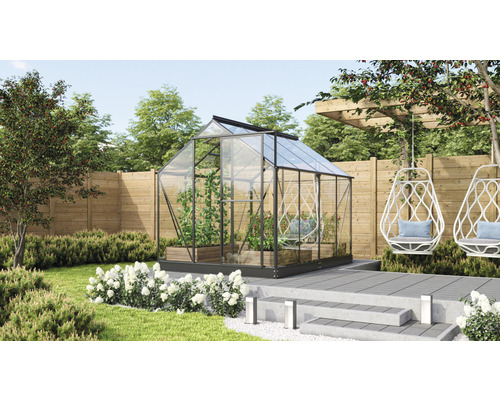 Serre avec plantes dans le jardin