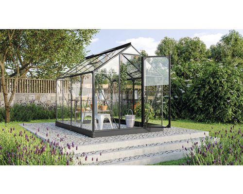 Gewächshaus Vitavia Triton 5000 Sicherheitsglas 3 mm 198 x 256 cm schwarz Gewächshaus mit Regalen, Eimer, Giesskanne und Hocker im Garten