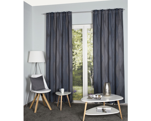 Salon avec rideaux, chaise, lampe et tables