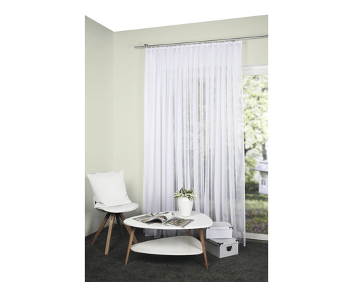 Wohnzimmer mit transparentem Vorhang, Sessel und Tisch