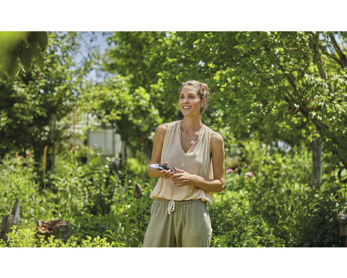 Frau mit Gartenschere im Garten