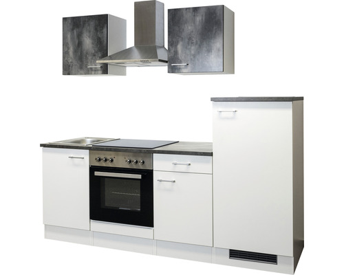 Cuisine équipée avec évier, plaque de cuisson, four, hotte aspirante et armoires murales