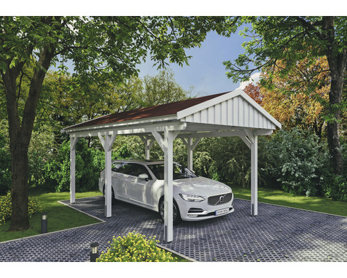 Carport simple SKAN Holz Fichtelberg avec bardeaux rouge 317 x 566 cm blanc Abri de voiture blanc avec toit marron et voiture garée dans le jardin.