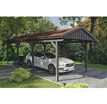 Abri voiture avec voiture et outils de jardin dans le jardin