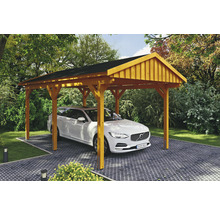 Holzcarport mit Auto auf gepflastertem Untergrund