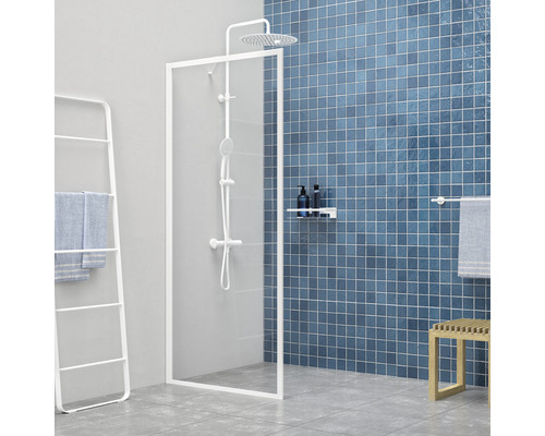 Modernes Badezimmer mit Duschabtrennung, Handtuchhalter und blauen Fliesen