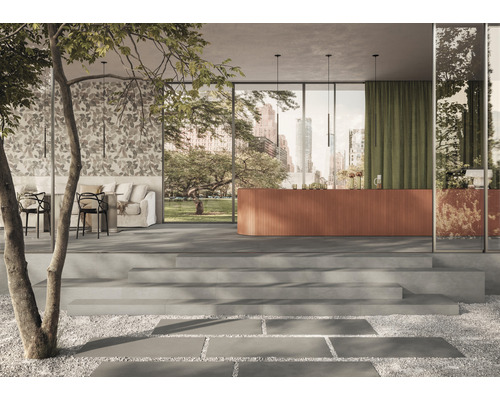 Grosszügiger Raum mit Steintreppe, Kies, Terrasse und Sitzbereich