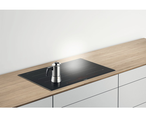 Induktionskochfeld mit Espressokocher auf einer Küchentheke.