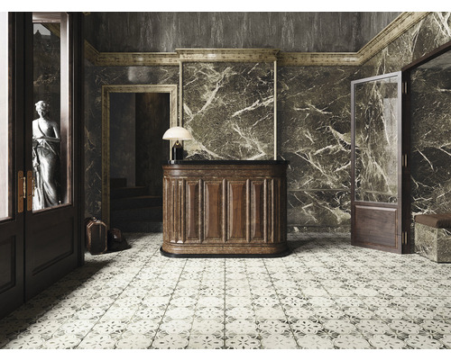 Elegantes Interieur mit Marmorwand, Holztresen, gemustertem Boden und Skulptur