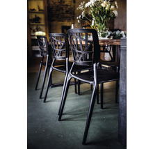 Chaise noire avec dossier ajouré près d''une table à manger