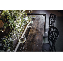 Table en bois décorée avec chaises et verres à vin