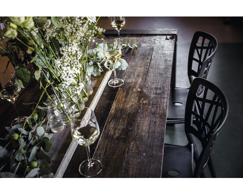 Table en bois décorée avec chaises et verres à vin