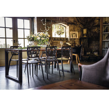 Table à manger avec chaises dans une pièce lumineuse avec décor rustique et fleurs