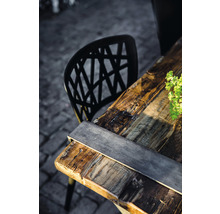 Table de salle à manger avec plateau en bois et chaise en extérieur