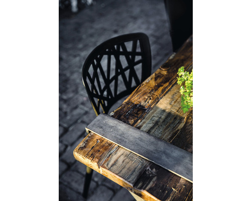 Table de salle à manger avec plateau en bois et chaise en extérieur