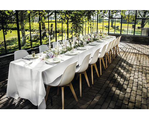 Table dressée avec chaises dans un environnement clair et spacieux.