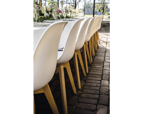 Rangée de chaises de salle à manger avec pieds en bois sur une table dressée