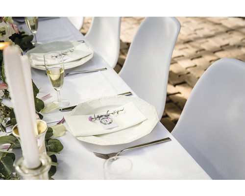 Table dressée de manière festive avec vaisselle, couverts, verres et bougies