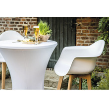 Scène avec table haute, housse stretch, tabouret de bar, boissons et snacks à l''extérieur