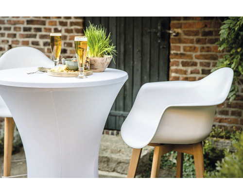 Scène avec table haute, housse stretch, tabouret de bar, boissons et snacks à l''extérieur