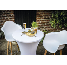 Scène avec table haute, deux chaises et boissons à l''extérieur