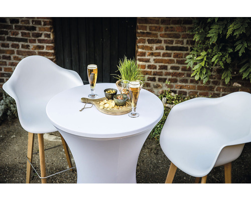 Scène avec table haute, deux chaises et boissons à l''extérieur