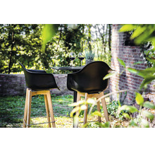 Scène extérieure avec deux tabourets de bar et une table avec des verres à vin et de la lavande