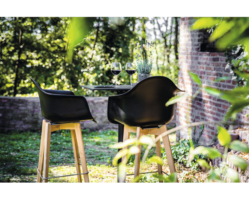 Scène extérieure avec deux tabourets de bar et une table avec des verres à vin et de la lavande