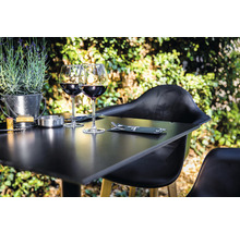 Scène avec table dressée, verres à vin et décoration en extérieur