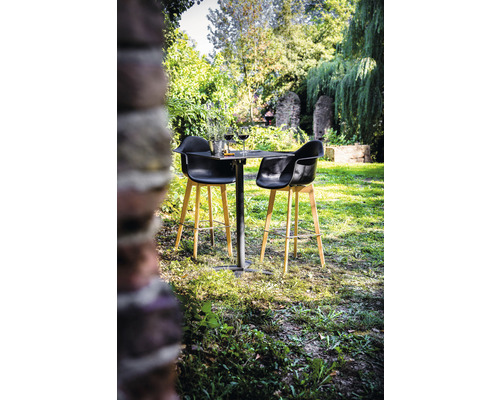 Scène de jardin avec petite table, deux tabourets de bar, verres à vin et décoration