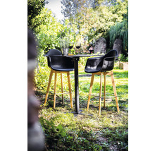 Scène de jardin avec table de bistrot et deux tabourets de bar à l''extérieur