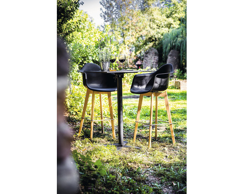 Scène de jardin avec table de bistrot et deux tabourets de bar à l''extérieur