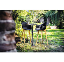 Scène de jardin avec table de bistrot et deux tabourets de bar en plastique et bois
